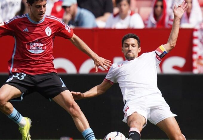 قلب سيلتا فيغو بقيادة مدربه الجديد كلاوديو خيرالديز تأخره بهدف إلى فوز متأخر 2-1 أمام مضيفه إشبيلية اليوم الأحد في الجولة الـ29 من الدوري الإسباني لكرة القدم. على ملعب رامون سانشيز بيثخوان تقدم أصحاب الأرض بهدف مبكر سجله النجم المغربي يوسف النصيري في الدقيقة 19 من المباراة. لكن الضيوف انتفضوا في نهاية الشوط الثاني بتسجيل هدفين متتالين عن طريق كل من كارليس بيريز ويورجن ستراند لارسن في (ق72 و79)، على الترتيب. وبهذا واصل إشبيلية نتائجه المتعثرة ليتكبد الخسارة الثالثة عشر هذا الموسم ويتجمد رصيده عند 28 نقطة في المركز الـ15. في المقابل حصد سيلتا فيغو ثلاث نقاط ثمينة أبعدته عن منطقة الخطر ليرتفع رصيده إلى 27 نقطة في المركز الـ16 في أول مباراة رسمية لخيرالديز، الذي تولى منصبه خلفا للمدرب المقال رافائيل بينيتيز.