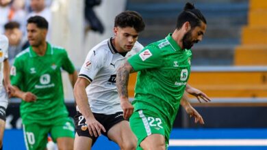ريال بيتيس يواصل انتفاضته ويتغلب على فالنسيا 2-1 على ملعب المستايا