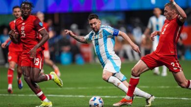 الأرجنتين تبدأ رحلة الدفاع عن اللقب بالفوز على كندا 2-0