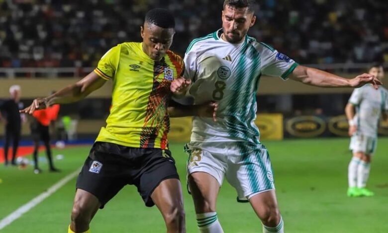 قلب منتخب الجزائر الطاولة على منتخب أوغندا، محققا الفوز بهدفين مقابل هدف، في المباراة التي أقيمت بين الفريقين اليوم الاثنين، لحساب الجولة الرابعة من التصفيات الإفريقية المؤهلة إلى نهائيات كأس العالم 2026. ونجح ترافيس موتيابا مهاجم الزمالك في منح الأسبقية للمنتخب الأوغندي في الدقيقة العاشرة. وفي الشوط الثاني عاد «الخضر» في النتيجة بتسجيل هدف التعادل بواسطة حسام عوار في الدقيقة السادسة والأربعين، ثم أضاف سعيد بن رحمة الهدف الثاني في الدقيقة الثامنة والخمسين. وبهذا الفوز عزز المنتخب الجزائري صدارته للمجموعة برصيد 9 نقاط، من ثلاث انتصارات وهزيمة واحدة، ويحتل منتخب أوغندا المركز الخامس برصيد 6 نقاط.