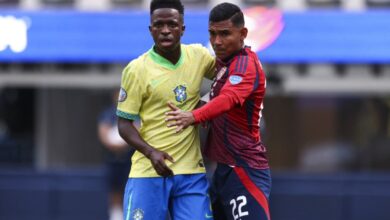 فينيسيوس ينتقد الملاعب الأمريكية ويطالب الجماهير البرازيلية بالصبر